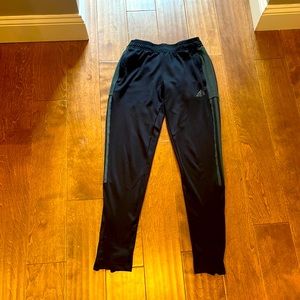Class Addidas Aeroready joggers with pockets and ankle zipper